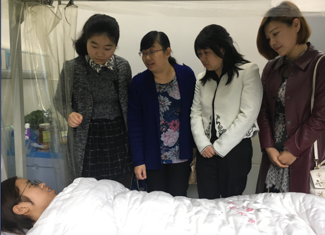公共管理学院老师慰问小雪.png