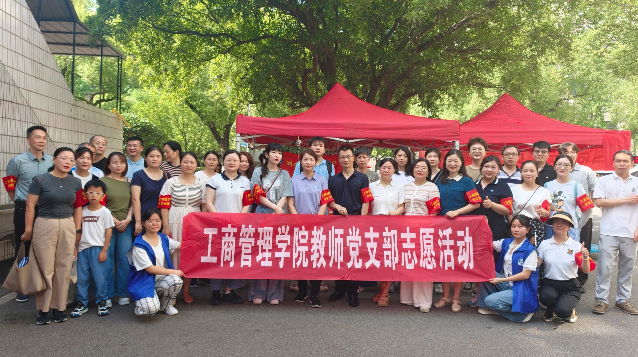 党旗引领——工商管理学院教师党支部暖心护航学生寝室搬迁